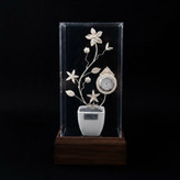 ساعت رومیزی تمام نقره ۸۴ عیار طرح شکوفه با باکس پلکسی و پایه PVC